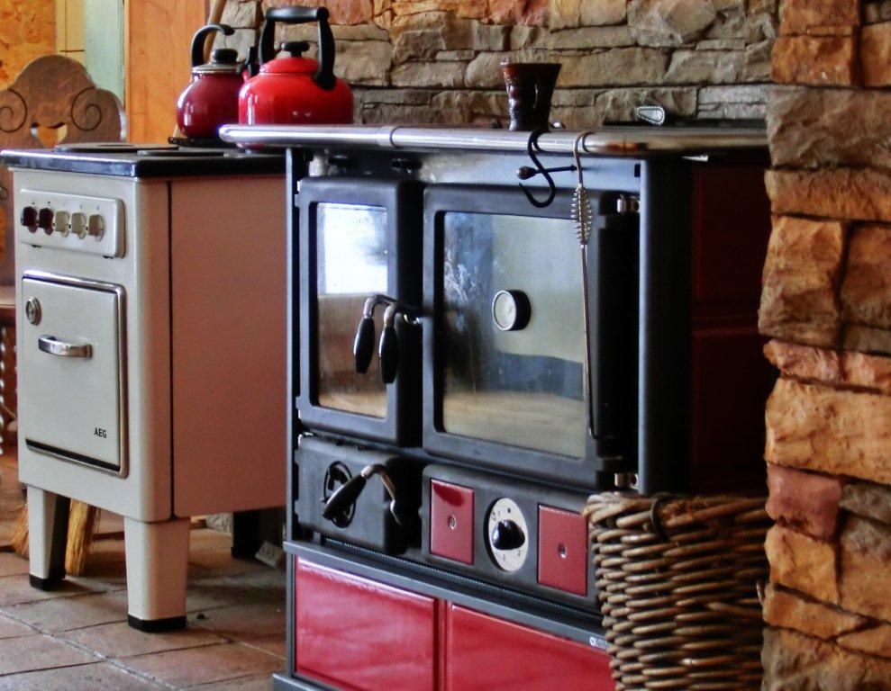 auf dem Holzherd kann man wunderbar kochen und backen, der weiße Elektroherd wurde inzwischen durch ein größeres neues Modell ausgetauscht, erstes Bild