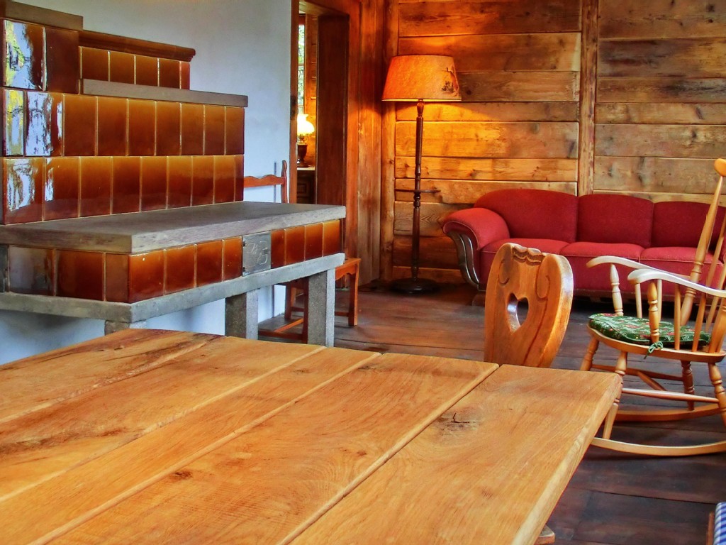 Ausruhen und wunderbare Gespräche auf der warmen Kunscht - dem Sitzofen in der Stube